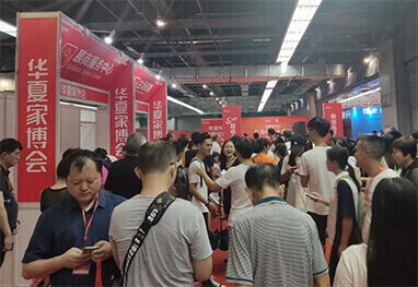 南宁家博会现场人流如织